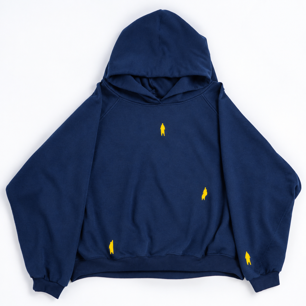 Hoodie azul FORMA, vista frontal con personitas bordadas en amarillo